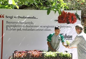 İnegöl Belediyesi Mezarlıklarda 9 Bin Adet Çiçek Dağıttı