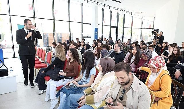 Prof. Dr. Samur, gençlerle yapay zekâyı konuştu Prof. Dr. Samur, gençlerle yapay zekâyı konuştu