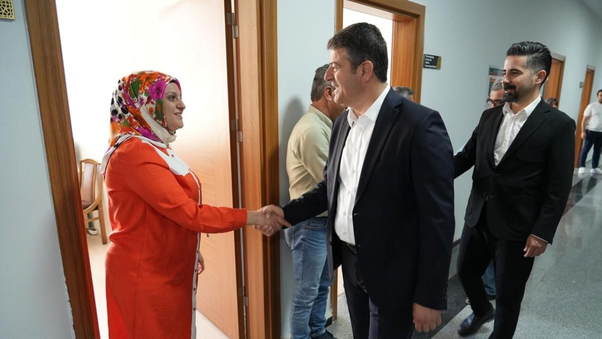 Başkan Tutdere, belediye personeliyle bayramlaştı: ‘Bu şehri omuz omuza ayağa kaldıracağız’ - Videolu Haber Başkan Tutdere, belediye personeliyle bayramlaştı: ‘Bu şehri omuz omuza ayağa kaldıracağız’ - Videolu Haber