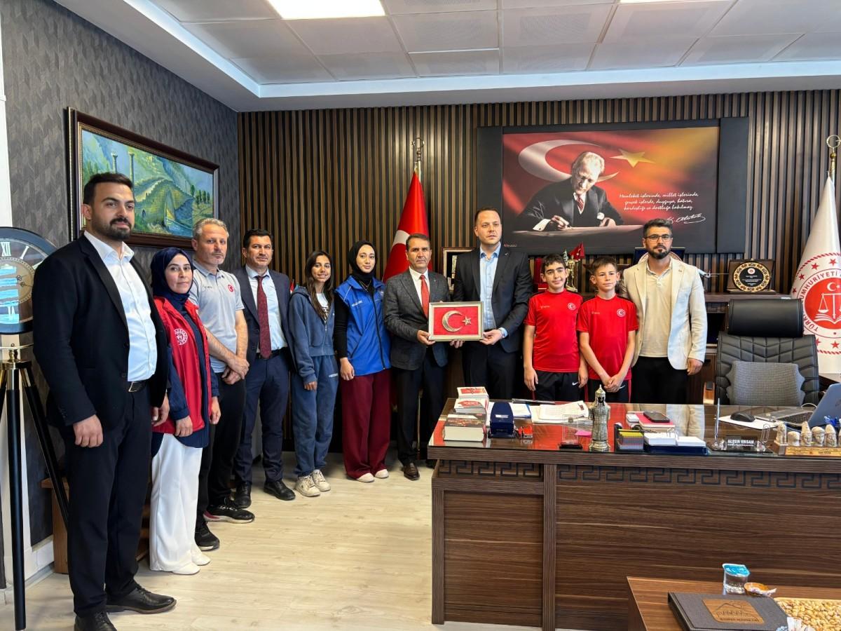 Kahta’da ‘Gençlik Haftası’ kapsamında kurum ziyaretleri gerçekleştirildi Kahta’da ‘Gençlik Haftası’ kapsamında kurum ziyaretleri gerçekleştirildi
