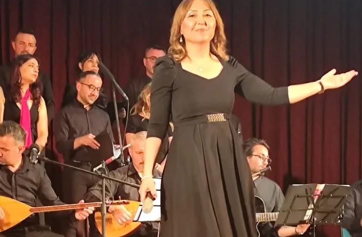 Kayserili Öğretmen Özlem Utan’dan Atatürk Şarkıları Kayserili Öğretmen Özlem Utan’dan Atatürk Şarkıları