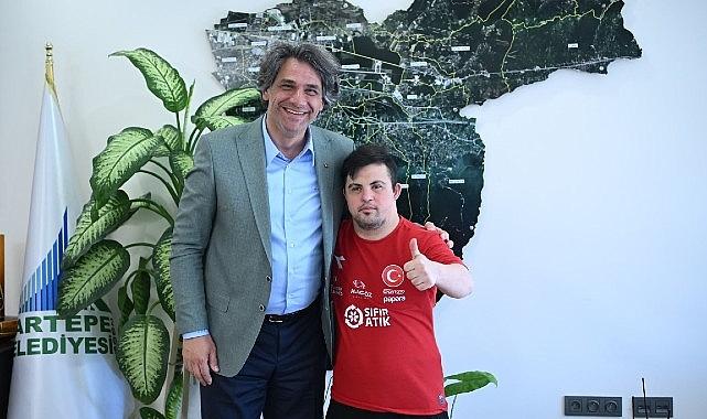Kartepeli Sporcu Doğukan Başkan Kocaman'ı Ziyaret Etti Kartepeli Sporcu Doğukan Başkan Kocaman'ı Ziyaret Etti