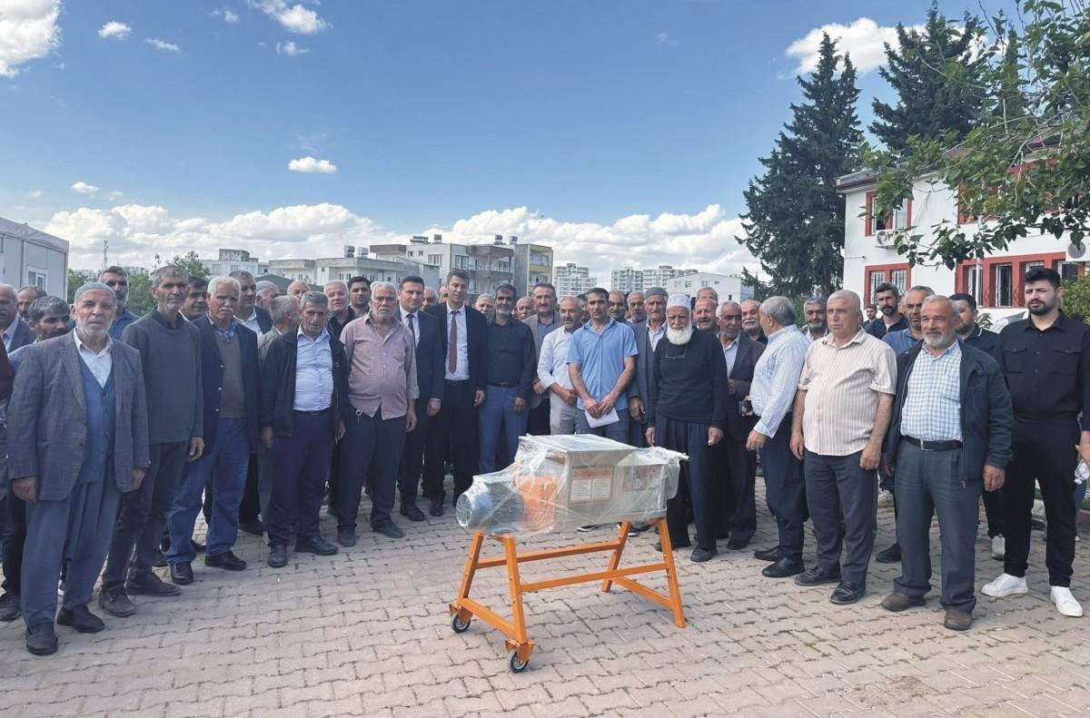 Kahta'da çiftçilere üzüm sıkma makinesi dağıtıldı Kahta'da çiftçilere üzüm sıkma makinesi dağıtıldı
