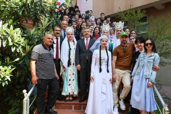 Artvin Valisi Ergün, Gürcistanlı Çocuklarla 23 Nisan Coşkusunu Paylaştı Artvin Valisi Ergün, Gürcistanlı Çocuklarla 23 Nisan Coşkusunu Paylaştı