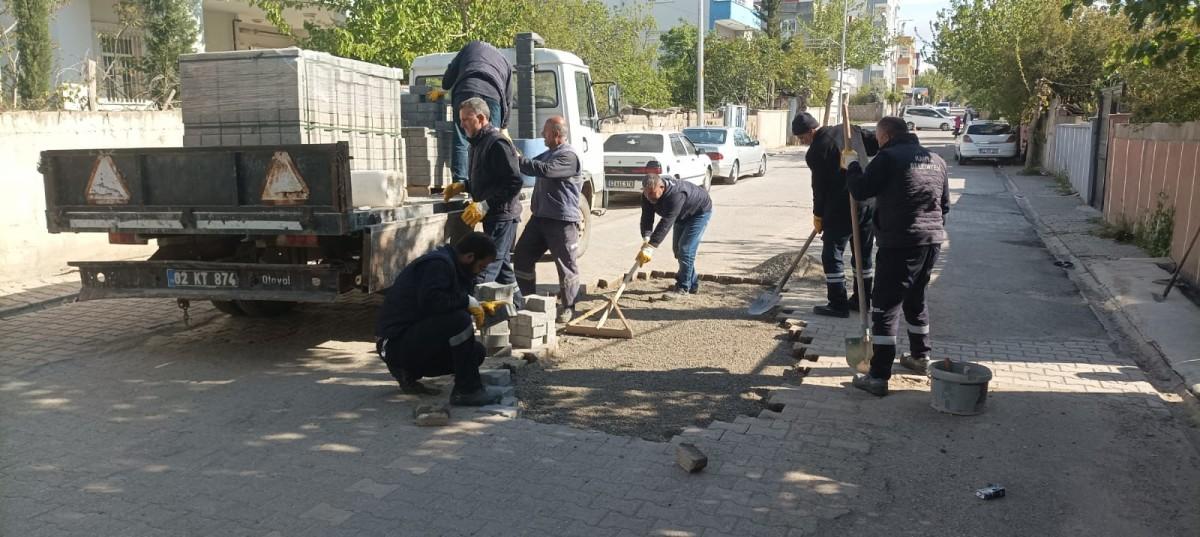 Kahta’da yol bakım ve onarım çalışmaları aralıksız devam ediyor Kahta’da yol bakım ve onarım çalışmaları aralıksız devam ediyor
