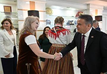 Dünya çocukları Başkan Muhittin Böcek'i ziyaret etti