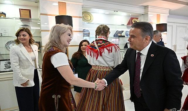 Dünya çocukları Başkan Muhittin Böcek'i ziyaret etti