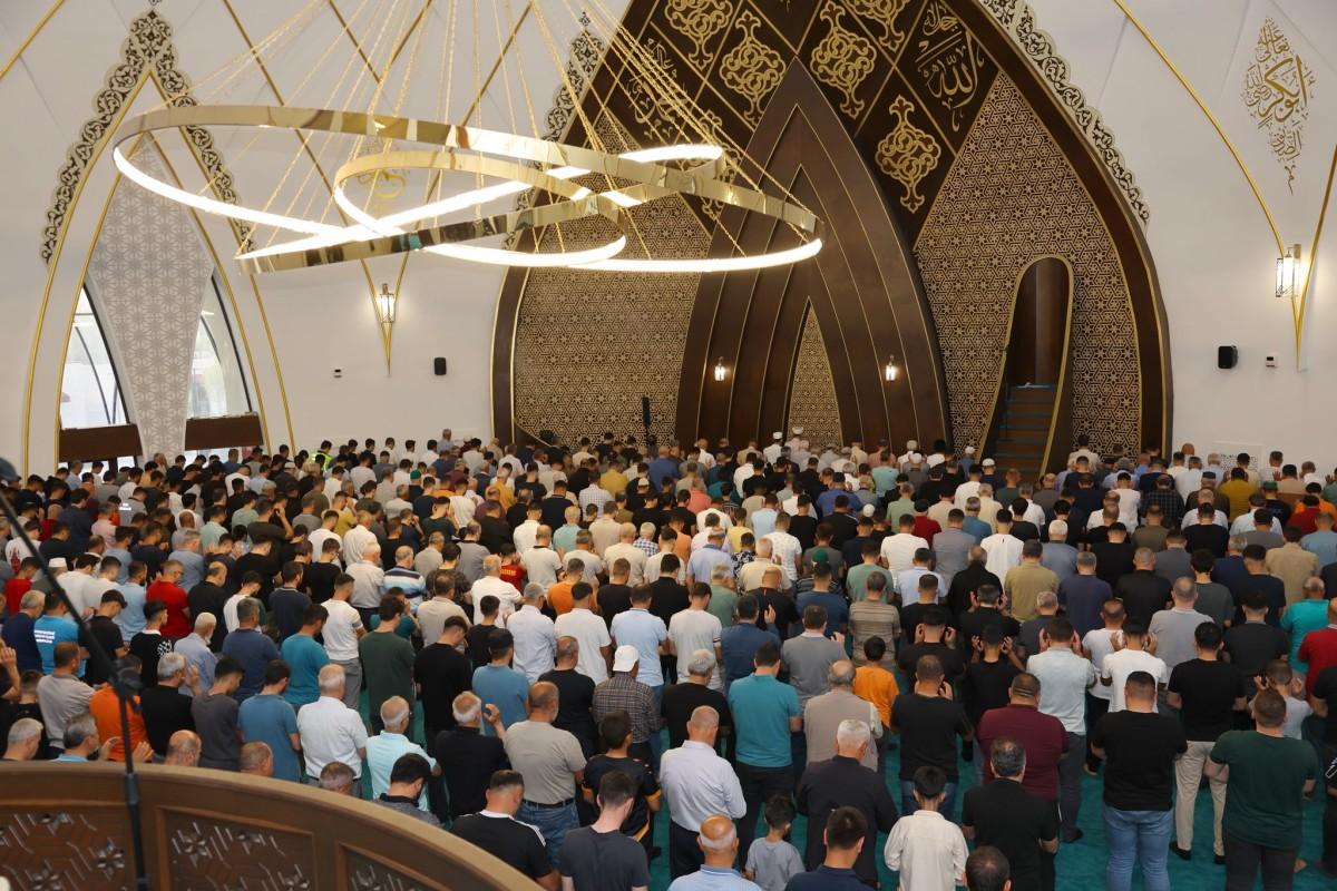 Adıyaman'da yüzlerce kişi bayram namazı için saf tuttu Adıyaman'da yüzlerce kişi bayram namazı için saf tuttu