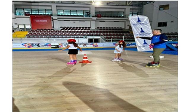 Buz Sporları Salonu'nda tekerlekli paten eğitimi başlıyor Buz Sporları Salonu'nda tekerlekli paten eğitimi başlıyor