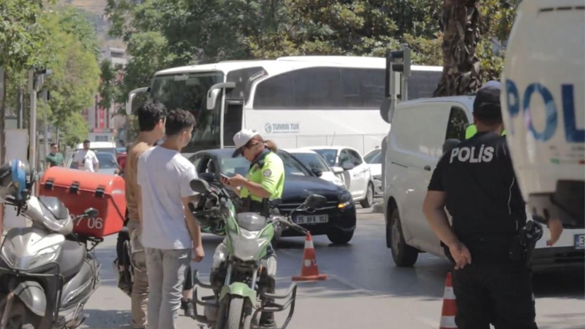 Bakan Yerlikaya: 1 haftada 3 milyon 647 bin araç denetlendi, 403 bin sürücüye işlem yapıldı Bakan Yerlikaya: 1 haftada 3 milyon 647 bin araç denetlendi, 403 bin sürücüye işlem yapıldı