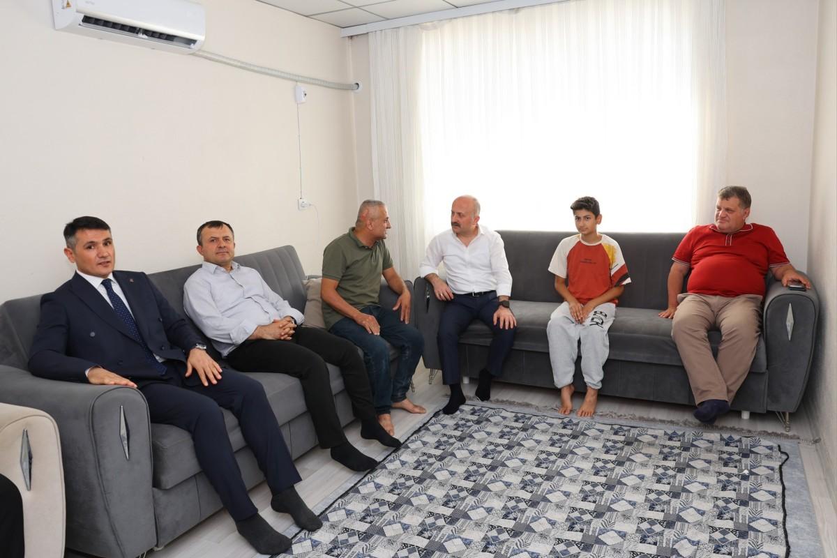 Vali Dr. Osman Varol’dan Babalar Günü’nde anlamlı ziyaret Vali Dr. Osman Varol’dan Babalar Günü’nde anlamlı ziyaret