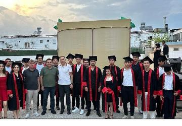 Öğrencilerin mezuniyet sevinci