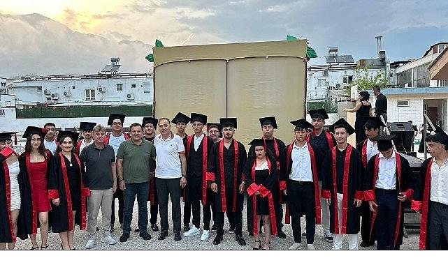 Öğrencilerin mezuniyet sevinci Öğrencilerin mezuniyet sevinci