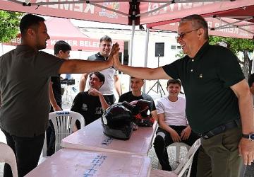 Başkan Topaloğlu, liselilerin kermesine katıldı