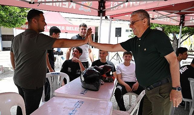 Başkan Topaloğlu, liselilerin kermesine katıldı Başkan Topaloğlu, liselilerin kermesine katıldı