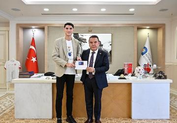 Başkan Böcek'e “Genç Kart"ı anlattı