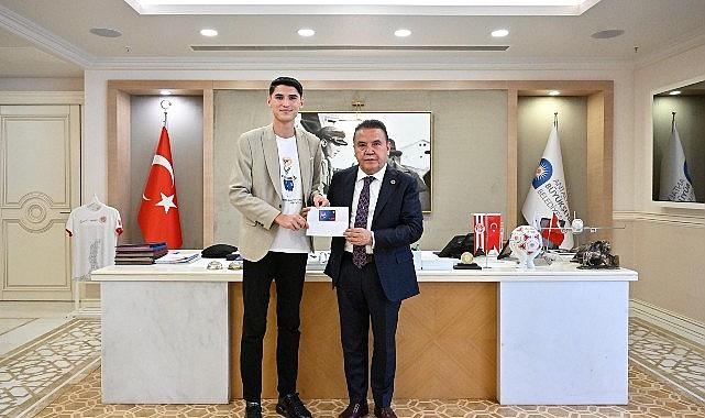 Başkan Böcek'e “Genç Kart"ı anlattı Başkan Böcek'e “Genç Kart"ı anlattı