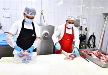 İzmirlilerin et bağışları ihtiyaç sahiplerine ulaştırılıyor