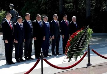 Bakan Yerlikaya’dan Haydar Aliyev’in Kabrine Anlamlı Ziyaret