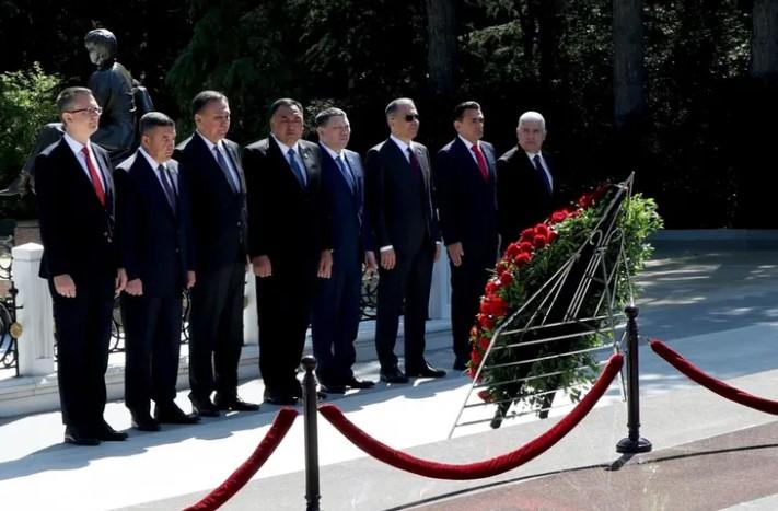 Bakan Yerlikaya’dan Haydar Aliyev’in Kabrine Anlamlı Ziyaret Bakan Yerlikaya’dan Haydar Aliyev’in Kabrine Anlamlı Ziyaret