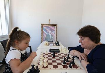 Balçova'da iki kuşak, satranç turnuvasında buluştu