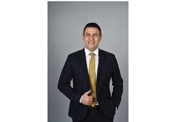 Ceyhan'da Kitap ve Kariyer Günleri Coşkusu: Murat Gezici Gençlerle Halk ile Buluşuyor