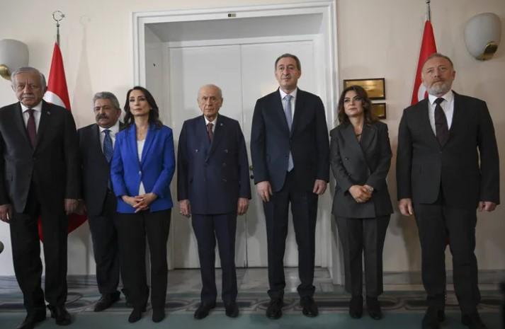 MHP Lideri Bahçeli, DEM Parti Temsilcileriyle Bir Araya Geldi MHP Lideri Bahçeli, DEM Parti Temsilcileriyle Bir Araya Geldi
