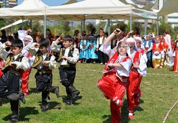 İlkokul Öğrencilerinden Halk Oyunu Gösterisi
