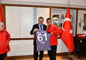 Başkan Genç’ten Down Sendromlu Milli Sporculara Moral Desteği