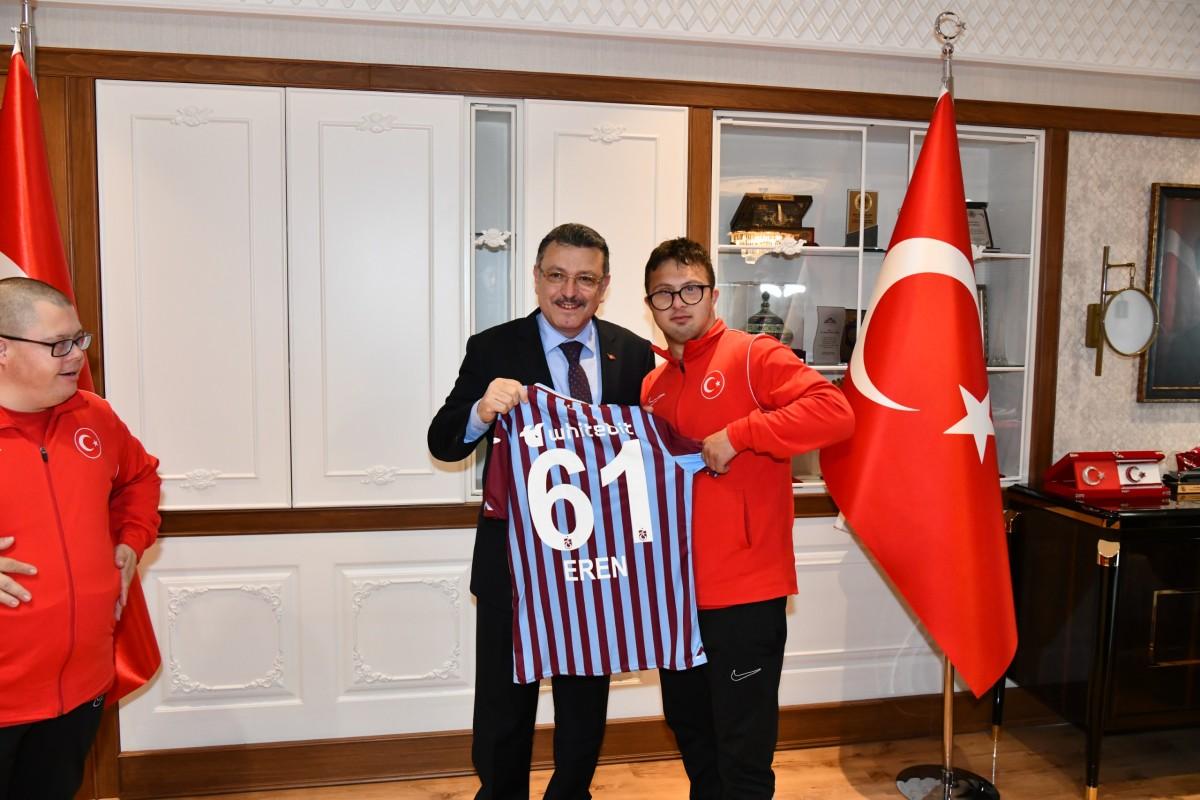Başkan Genç’ten Down Sendromlu Milli Sporculara Moral Desteği Başkan Genç’ten Down Sendromlu Milli Sporculara Moral Desteği