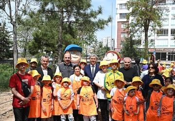 Başkan Altay Özel Gençlerle Birlikte Sebze Fidelerini Toprakla Buluşturdu