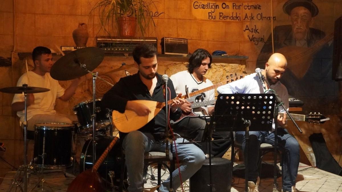 Adıyaman’da müzikal bir yenilik: Antique Band ilk sahnesini aldı - Videolu Haber Adıyaman’da müzikal bir yenilik: Antique Band ilk sahnesini aldı - Videolu Haber
