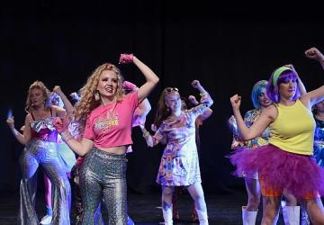 Konaklı kursiyerlerden müzik ve dans şöleni