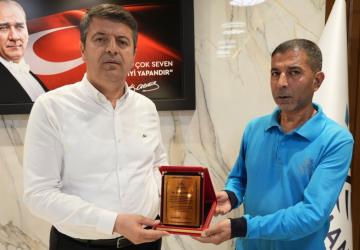 Temizlik personeli Naim Erdil, içinde para ve ziynet eşyası bulunan cüzdanı sahibine teslim etti - Videolu Haber