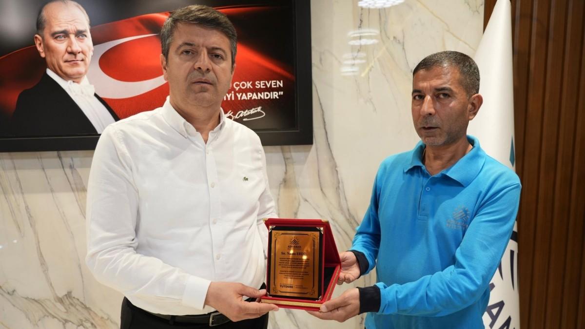 Temizlik personeli Naim Erdil, içinde para ve ziynet eşyası bulunan cüzdanı sahibine teslim etti - Videolu Haber Temizlik personeli Naim Erdil, içinde para ve ziynet eşyası bulunan cüzdanı sahibine teslim etti - Videolu Haber