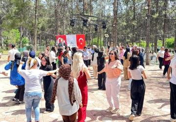 Belediye’den YKS adaylarına moral pikniği: Tutdere öğrencilerle halay çekti, başarı mesajları verdi - Videolu Haber
