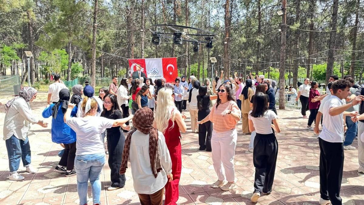 Belediye’den YKS adaylarına moral pikniği: Tutdere öğrencilerle halay çekti, başarı mesajları verdi - Videolu Haber Belediye’den YKS adaylarına moral pikniği: Tutdere öğrencilerle halay çekti, başarı mesajları verdi - Videolu Haber