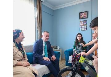 Başkan Büyükakın'dan ev ev bayram mutluluğu