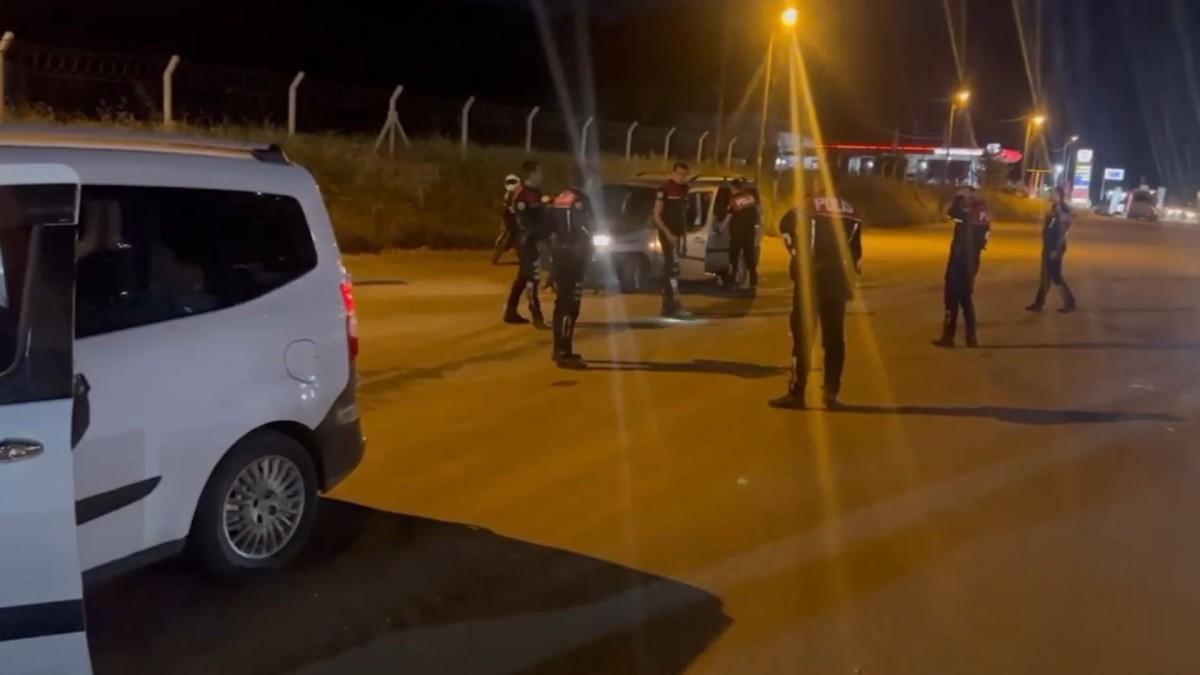 Kahta’da motosikletli polis timlerinden asayiş uygulaması: Silah ve fişek ele geçirildi - Videolu Haber Kahta’da motosikletli polis timlerinden asayiş uygulaması: Silah ve fişek ele geçirildi - Videolu Haber