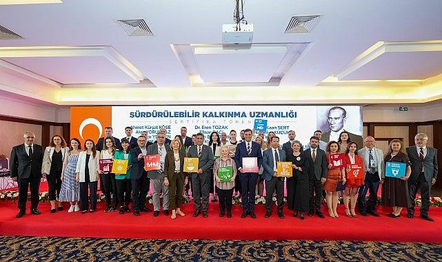 Başkan Zeyrek: “Zirvede ortaya çıkan fikirler, Manisa'nın geleceği için bir eylem rehberine dönüşecek" Başkan Zeyrek: “Zirvede ortaya çıkan fikirler, Manisa'nın geleceği için bir eylem rehberine dönüşecek"