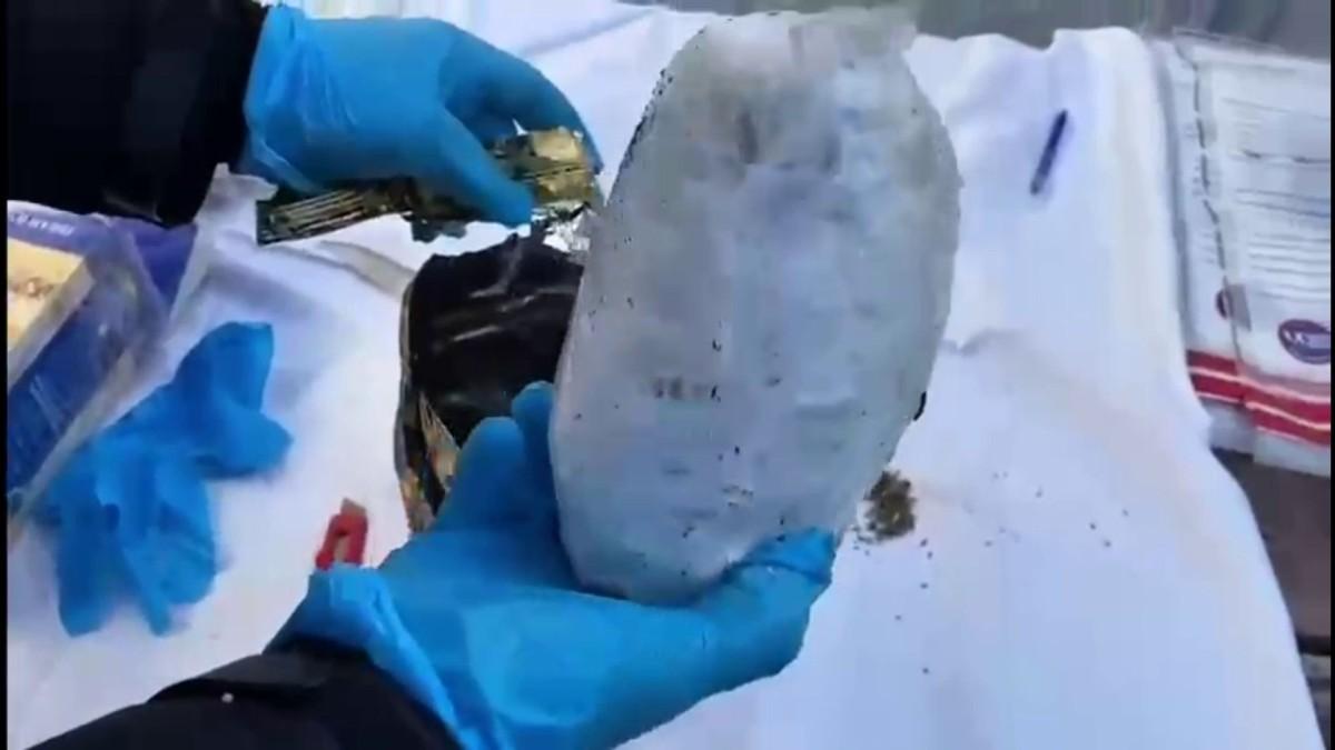 Kargo kılıfıyla uyuşturucu sevkiyatı yapan suç örgütüne büyük darbe - Videolu Haber Kargo kılıfıyla uyuşturucu sevkiyatı yapan suç örgütüne büyük darbe - Videolu Haber