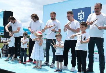 Uçurtmalar gökyüzünü, sevgi yürekleri sardı