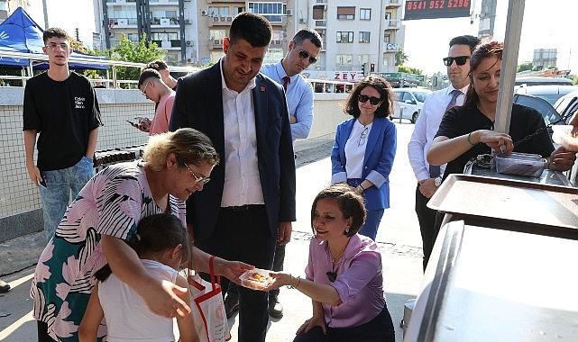 Karabağlar Belediyesi'nden Ferdi Zeyrek Anısına Lokma İkramı Karabağlar Belediyesi'nden Ferdi Zeyrek Anısına Lokma İkramı