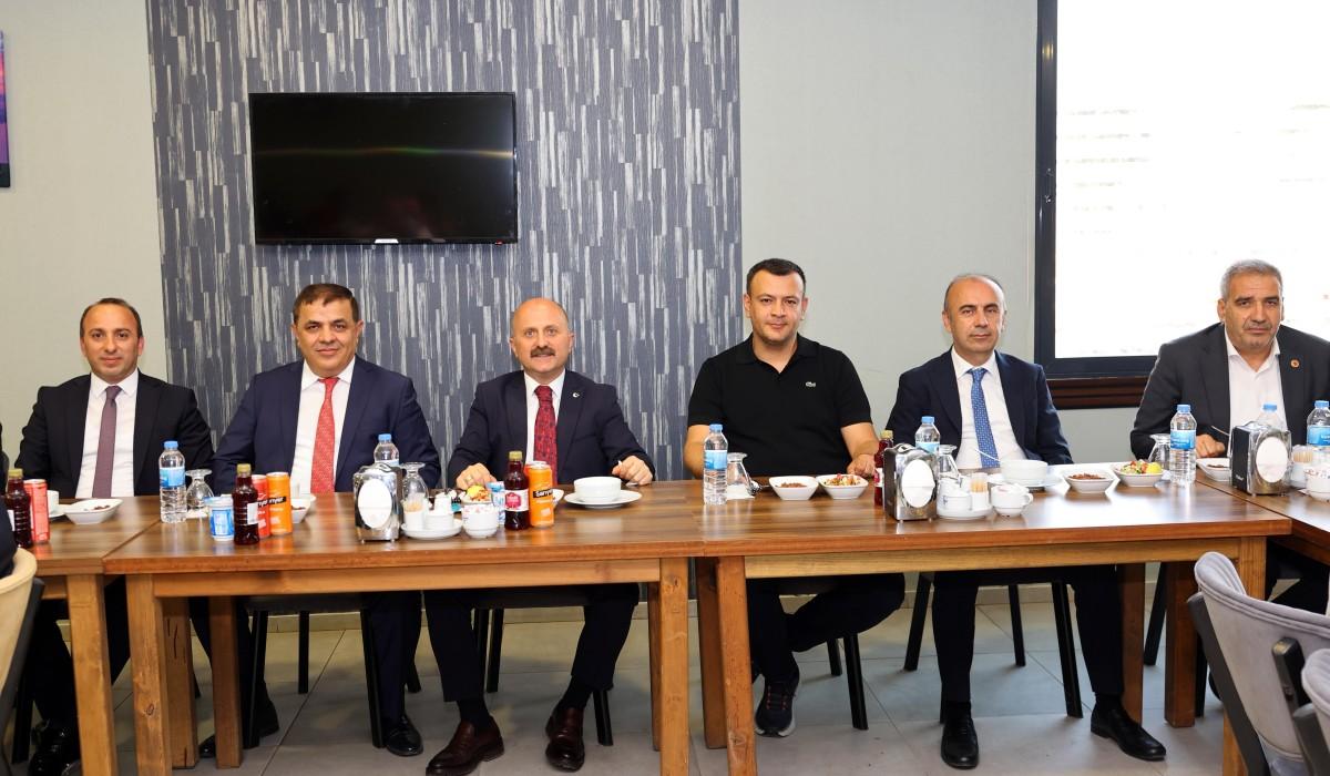 Adıyaman İl Özel İdaresi’nde veda zamanı: Av. Sami Işık’a duygusal uğurlama Adıyaman İl Özel İdaresi’nde veda zamanı: Av. Sami Işık’a duygusal uğurlama