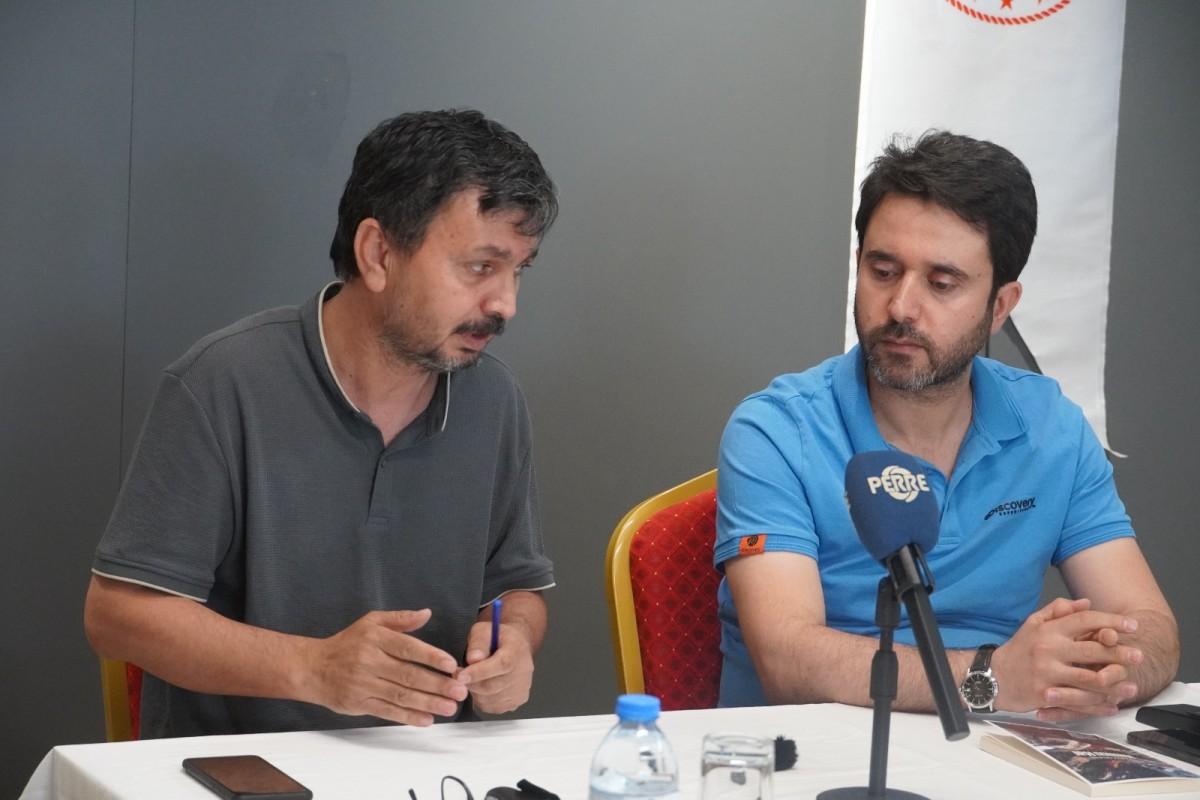 ‘Kırmızı Kar’ okurla buluştu: Hamza Çelenk’ten deprem sonrası derin bir edebi yolculuk - Videolu Haber ‘Kırmızı Kar’ okurla buluştu: Hamza Çelenk’ten deprem sonrası derin bir edebi yolculuk - Videolu Haber