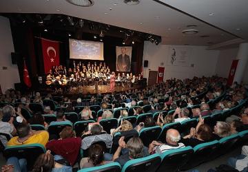 K​onaklılar yaza şarkılarla '​Merhaba' dedi