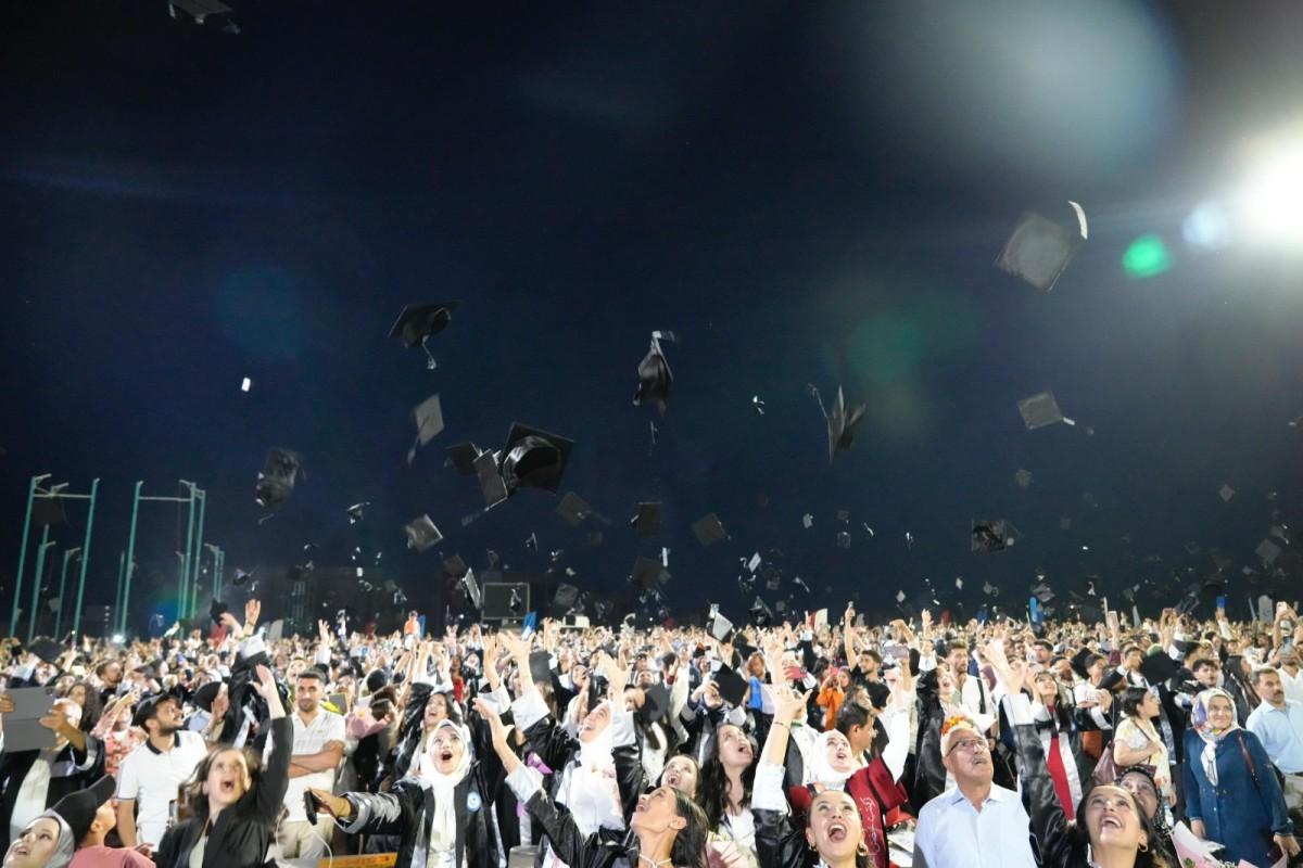 Adıyaman Üniversitesinde mezuniyet coşkusu: 3079 öğrenci diplomalarına kavuştu Adıyaman Üniversitesinde mezuniyet coşkusu: 3079 öğrenci diplomalarına kavuştu