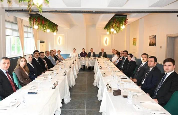 Edirne Valisi Sezer, Tayini Çıkan Kaymakamlarla Vedalaştı Edirne Valisi Sezer, Tayini Çıkan Kaymakamlarla Vedalaştı