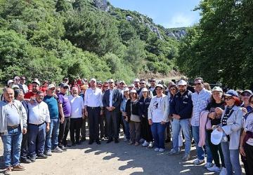 Buca'da Dünya İklim Günü'nde farkındalık yaratan doğa yürüyüşü