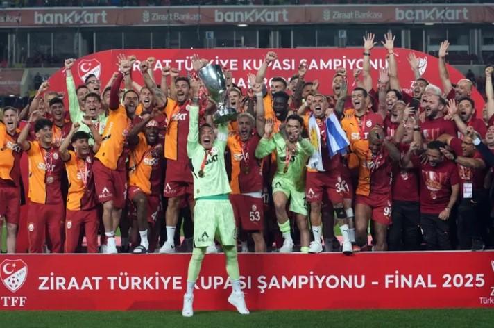 Galatasaray’dan Zafer Gecesi: Kupa Aslan’ın! Galatasaray’dan Zafer Gecesi: Kupa Aslan’ın!